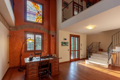 lovingimages-home-5003501_1920.jpg