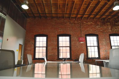 startupstockphotos-conference-table-593355_1920.jpg